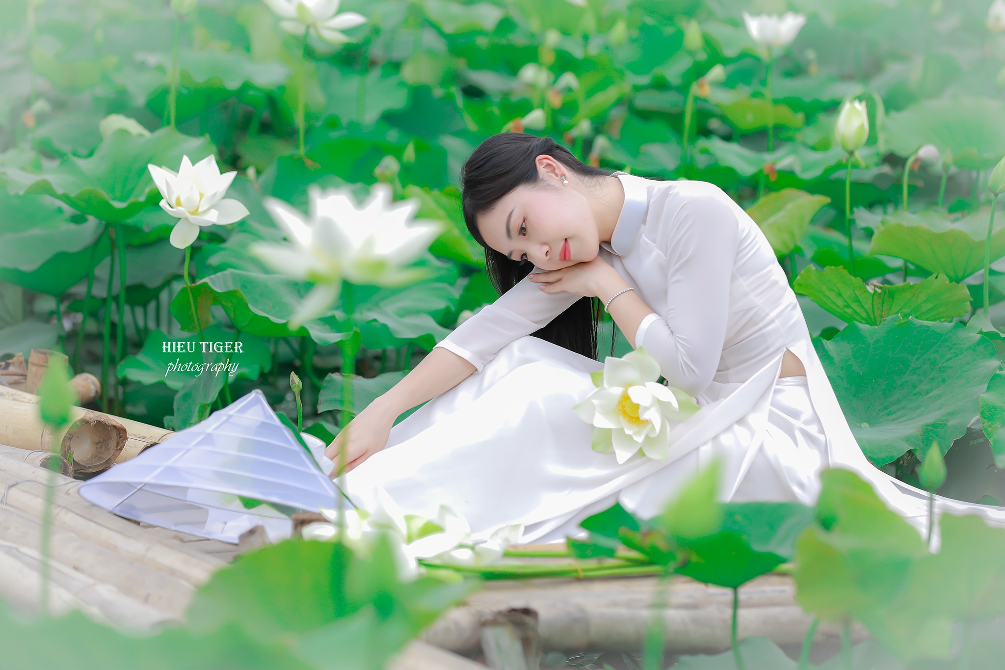 Những Hình Ảnh Cô Gái Ngầu Khám Phá Vẻ Đẹp Kỳ Lạ Của Tự Nhiên Và Nghệ Thuật